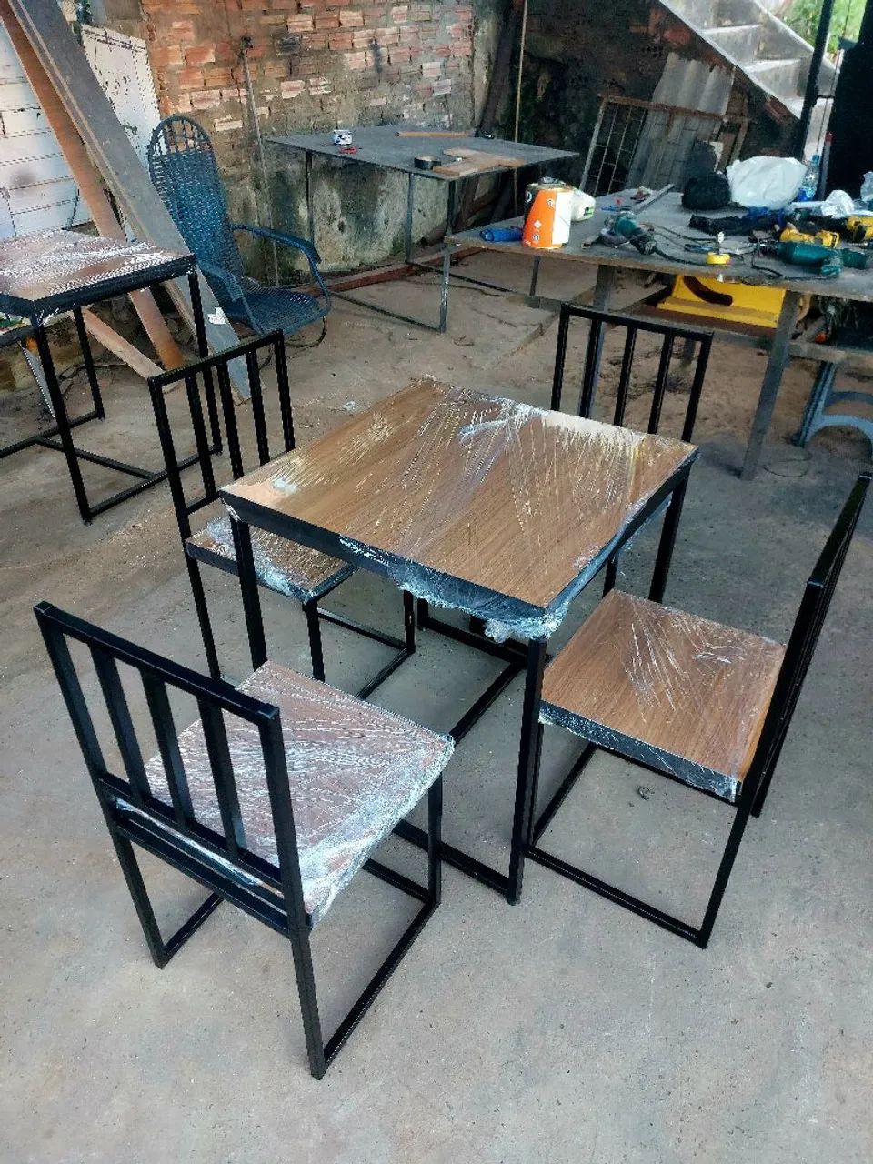 Conjunto de mesa com 4 cadeiras em metal e madeira