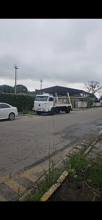 Caminhao poliguindaste e 12 cacambas