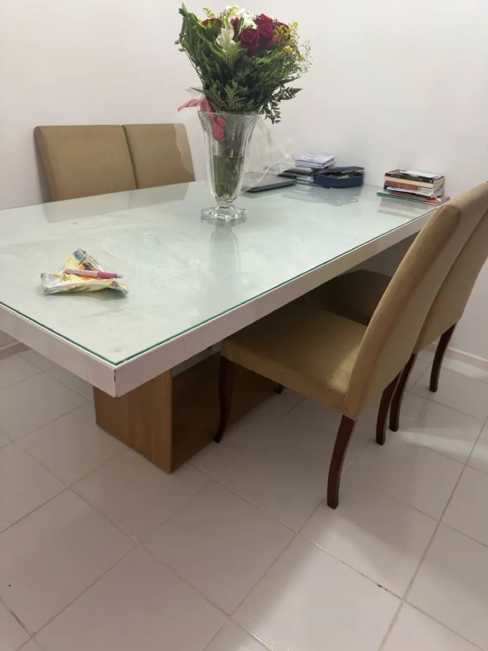 Mesa de jantar moderna com tampo de vidro e 5 cadeiras marca Sierra - Foto 2