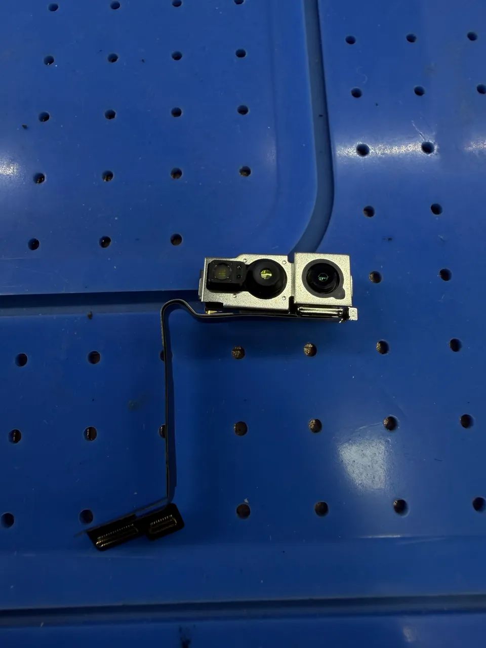 Câmera frontal iPhone 16 Pró.