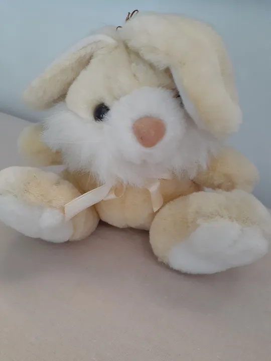 Coelhinho de Pelúcia bege com branco