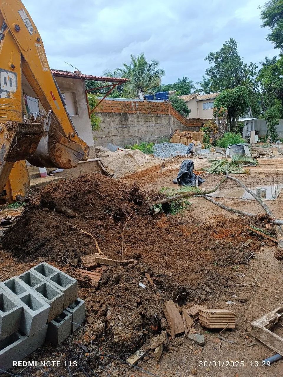 Terraplanagem. Limpeza de lote, demolição 