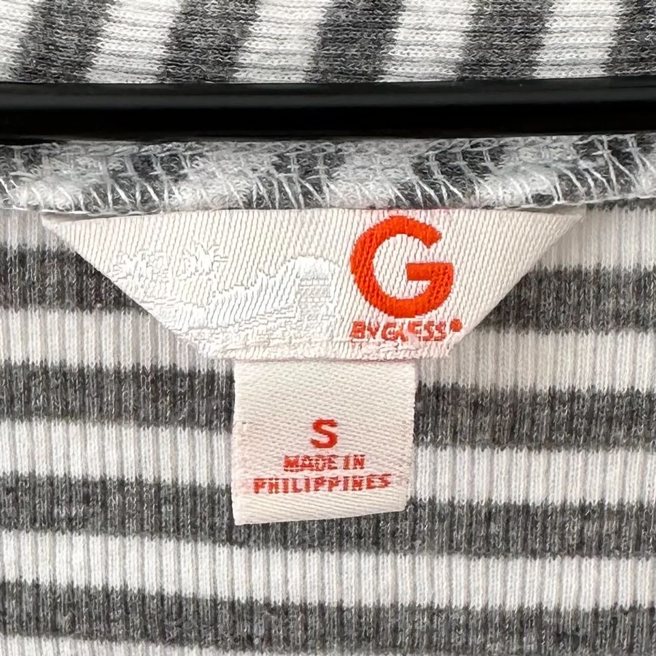 Blusa Listrada de Manga Guess Original - Foto 3