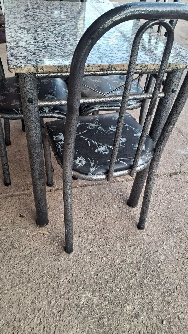 Mesa com tampo de granito e cadeiras semi-nova - Foto 4