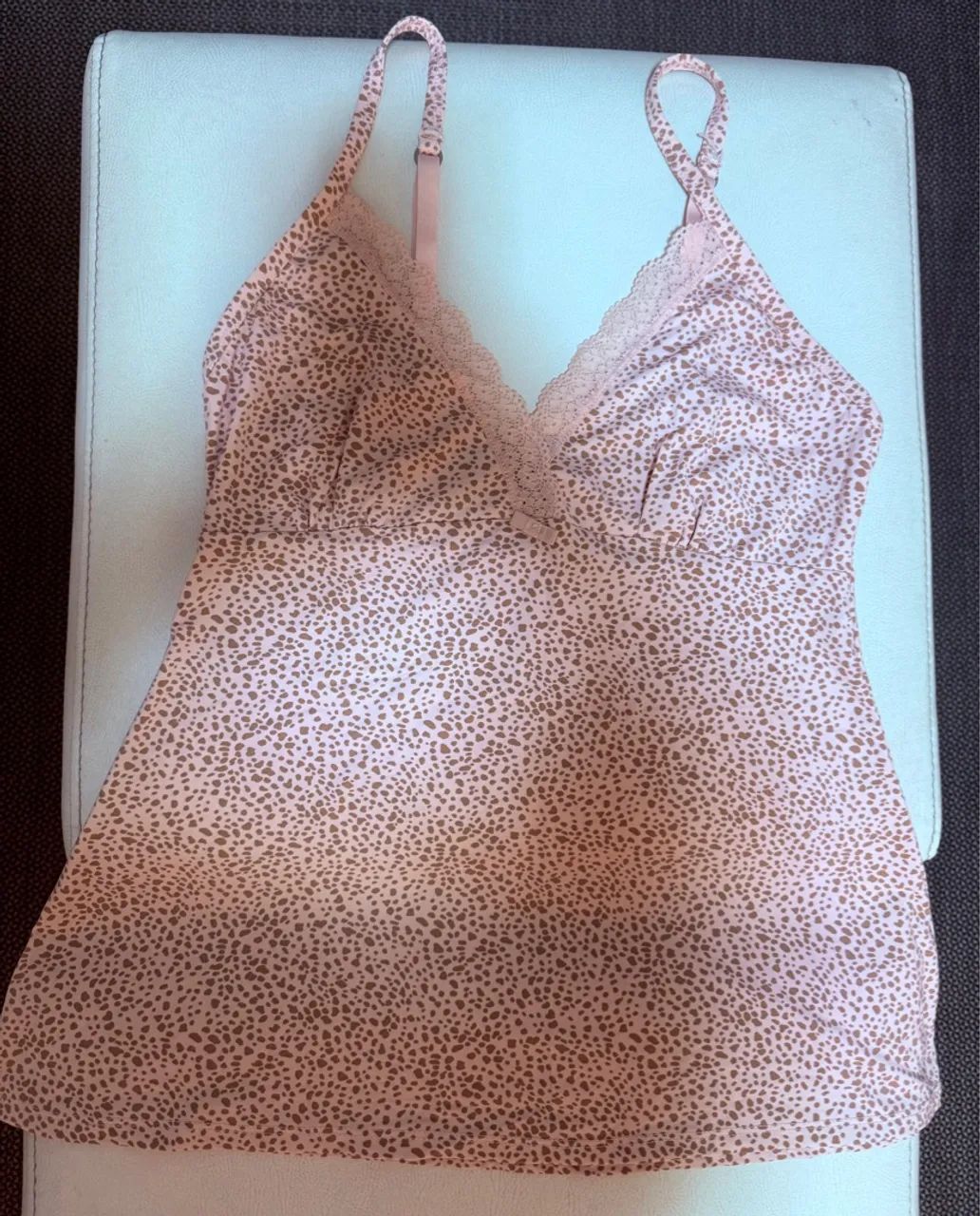 Conjunto de pijama rosa com estampa de oncinha