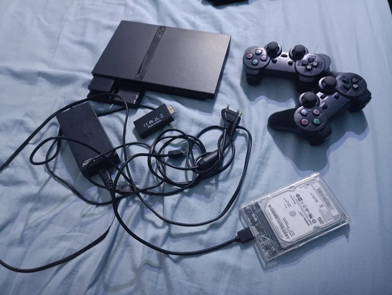 Console Playstation 2 Slim com 2 controles, cabo AV e HD 