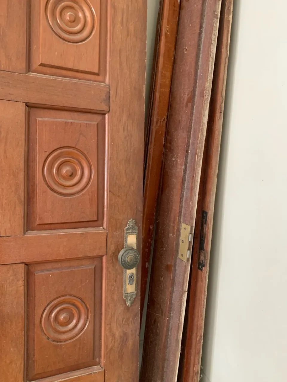 Porta de Madeira Maciça com Caixonete e Fechadura 64522272984321121