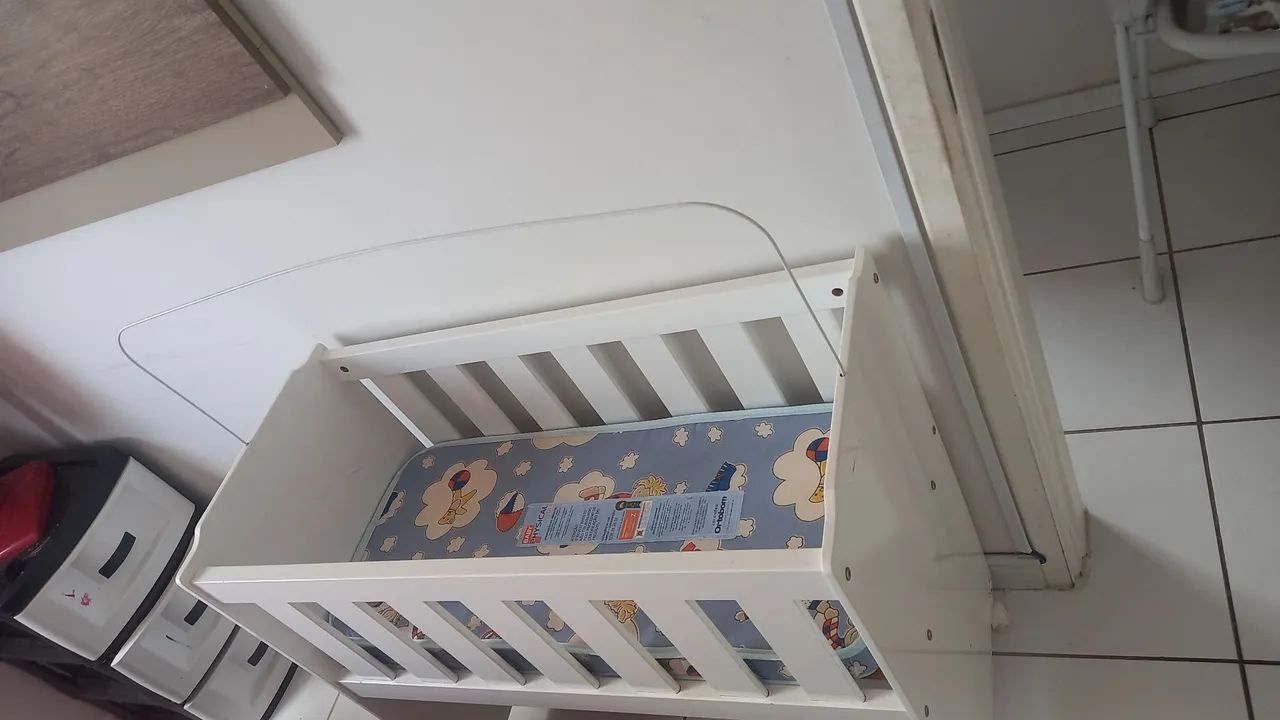 Berço de madeira branco com colchão  - Foto 2