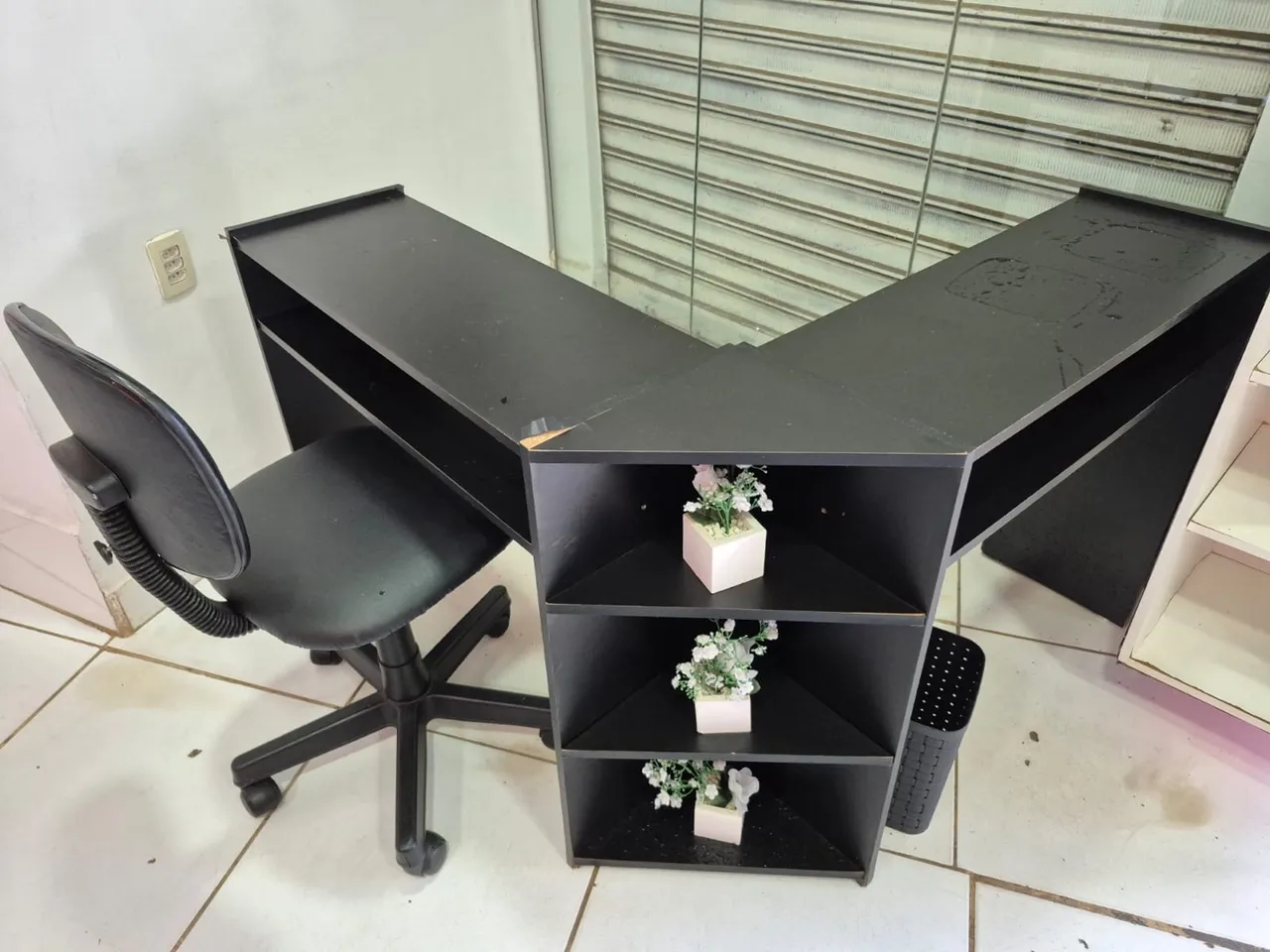 Mesa de escritório com nichos e cadeira