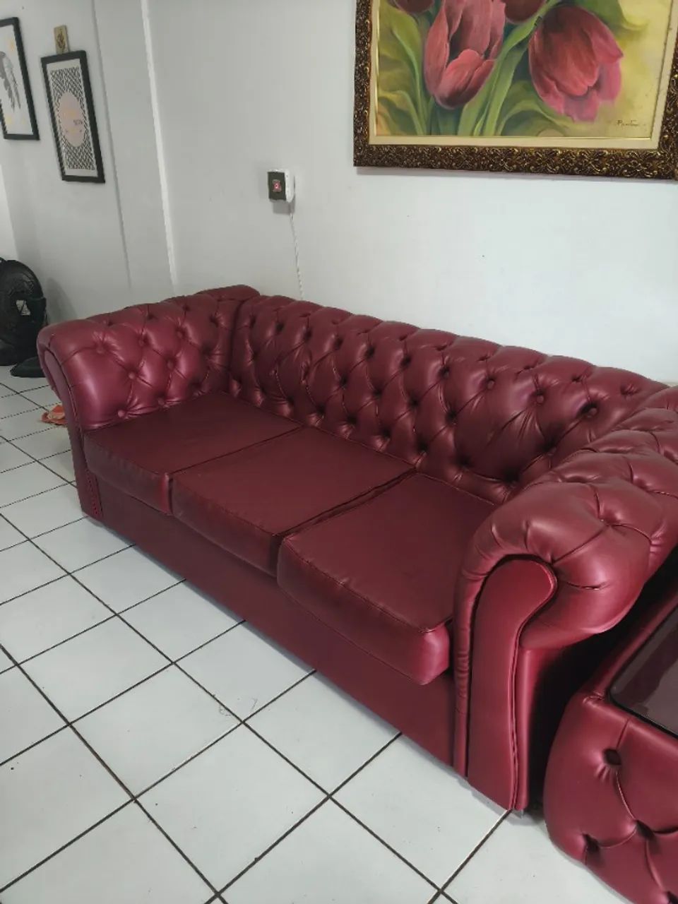 Sofá Chesterfield 3 Lugares Capitonê Couro Sintético Vinho + mesa de centro 