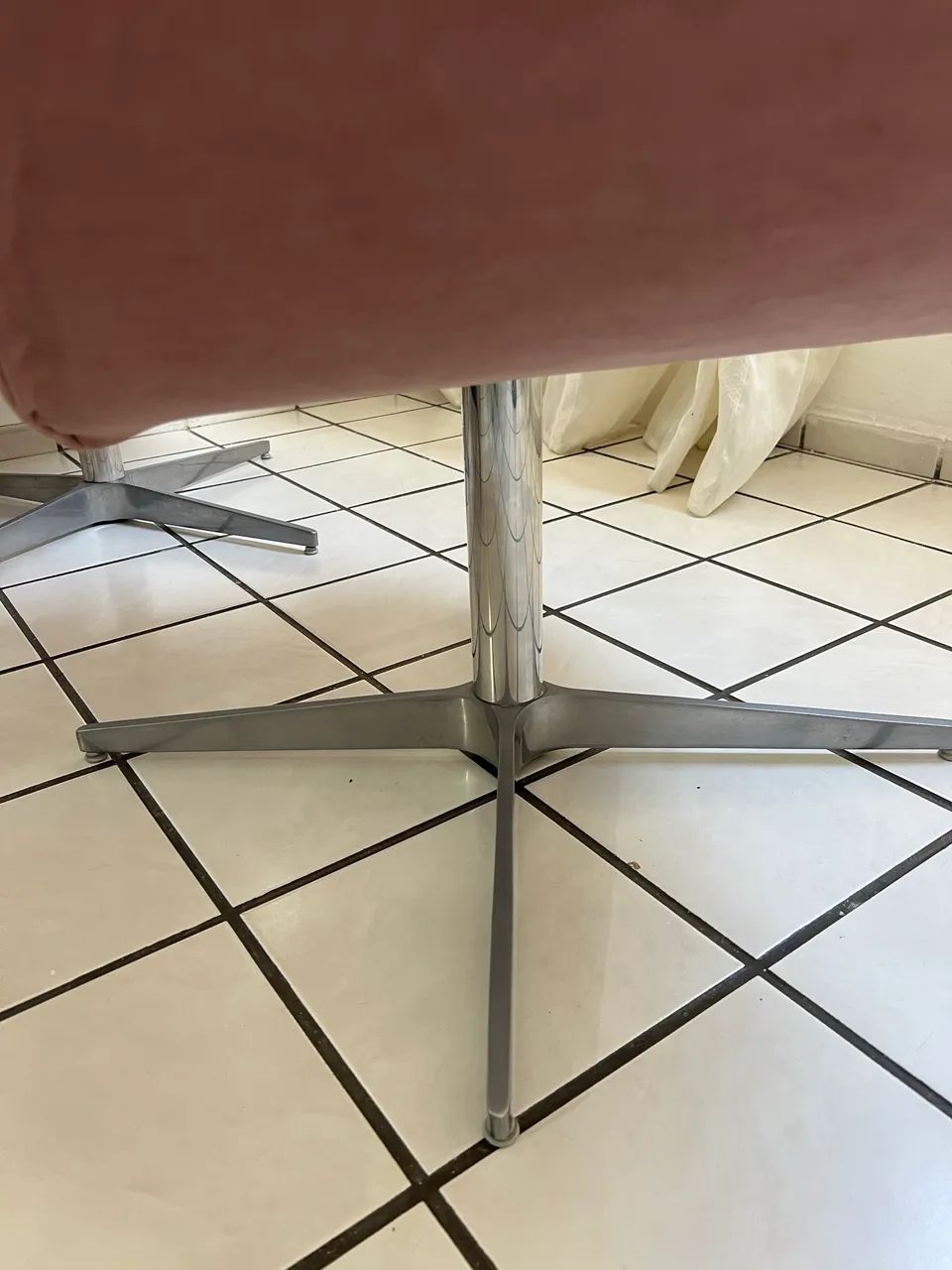 Poltronas 2 com pés de inox  - Foto 3