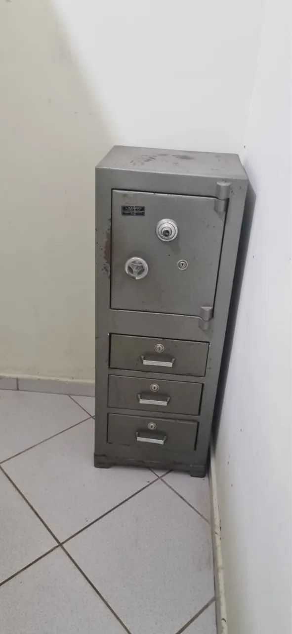 Vendo Cofre Semi - Novo 