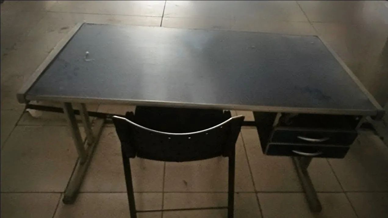 Vendo mesa com 2 gavetas e cadeira para escritório 
