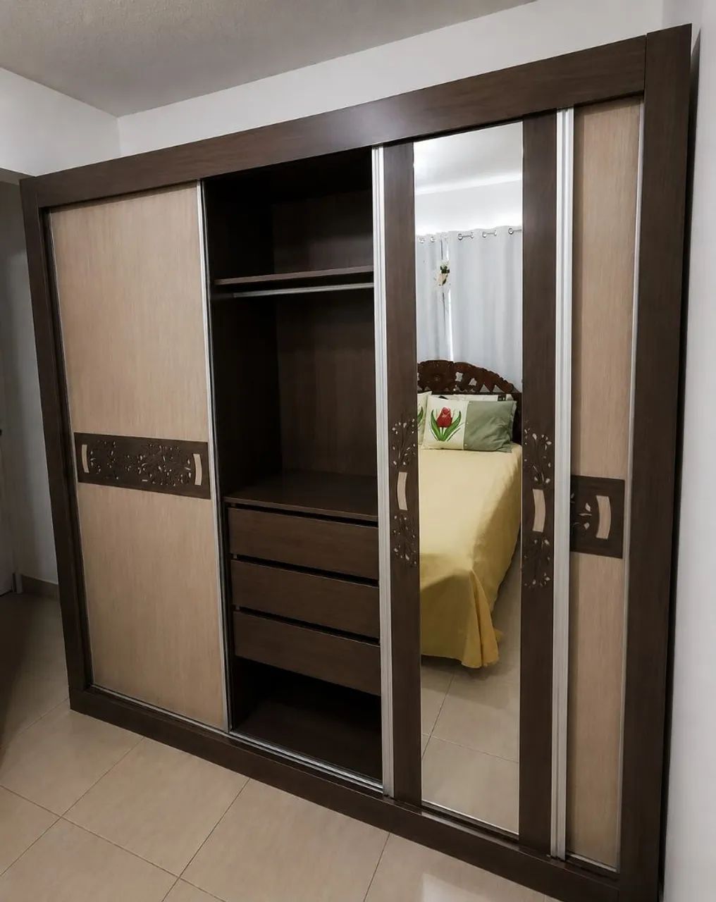 Guarda-Roupa Grande com Espelho em Ótimo Estado 