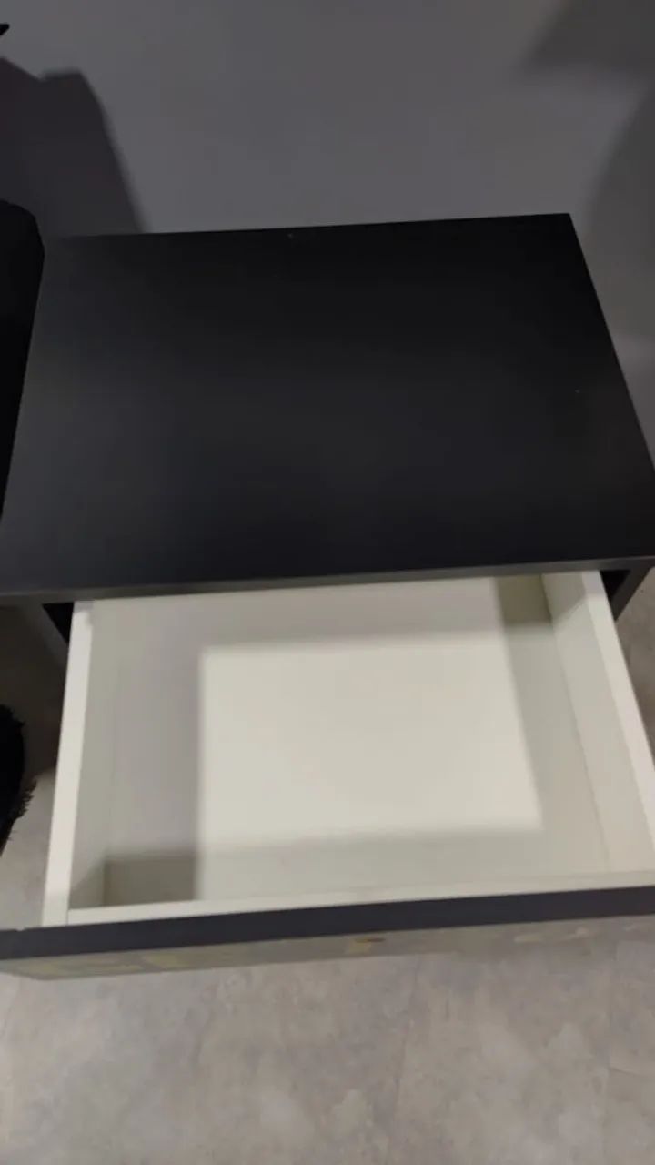 Mesa de apoio com duas gavetas