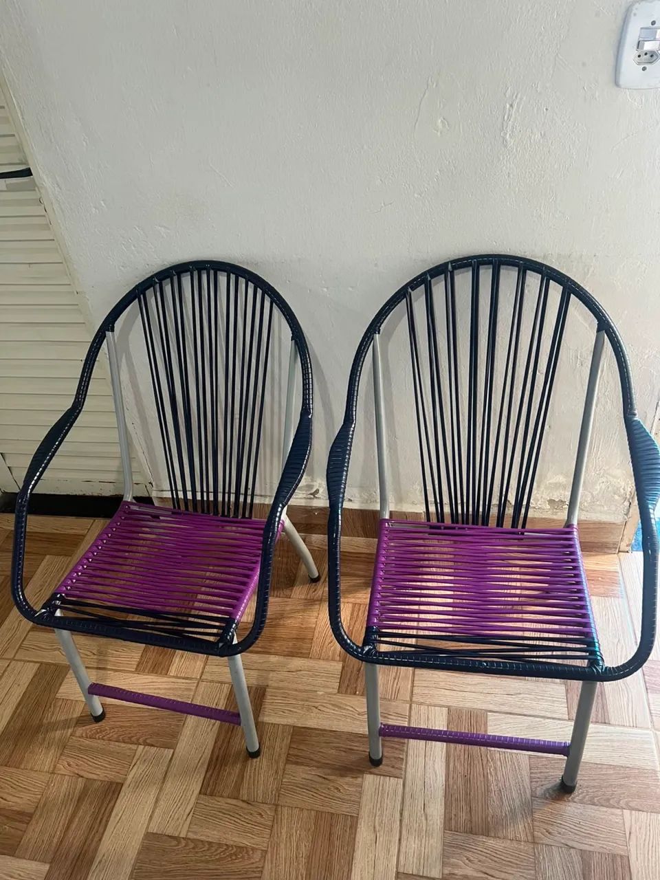 Cadeiras com estofados e cadeira de pvc  - Foto 2