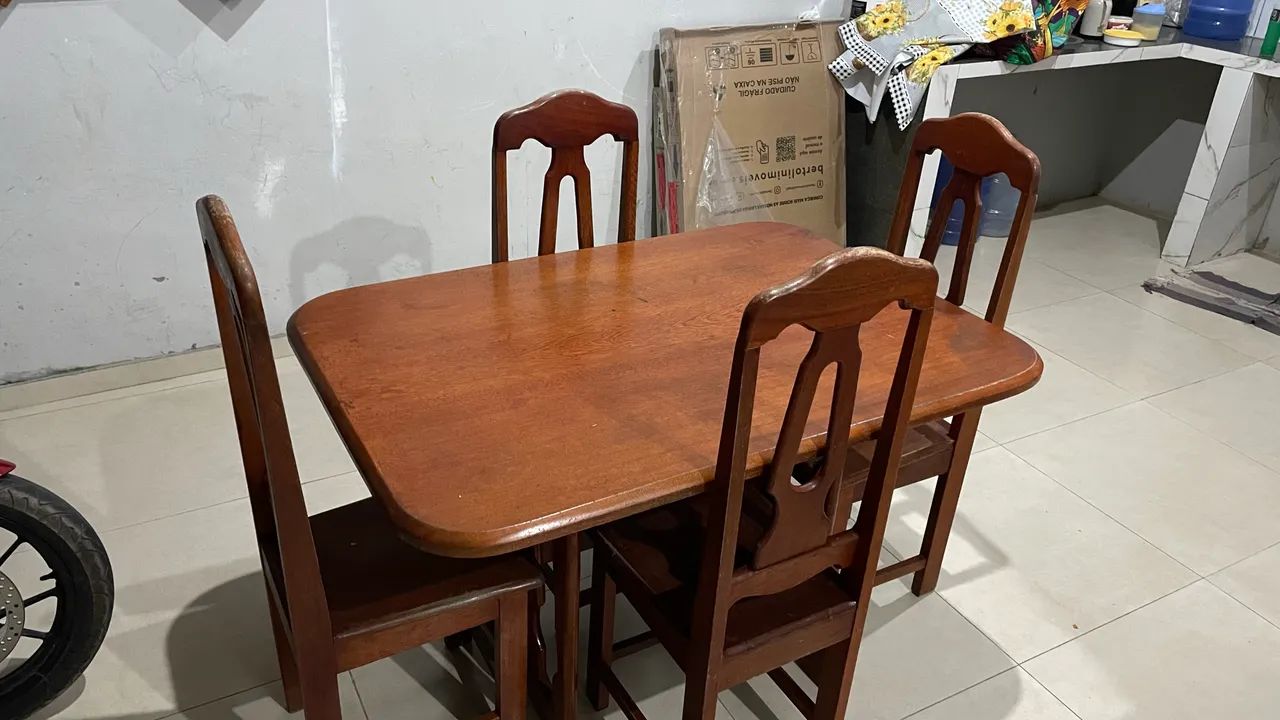 MESA DE MADEIRA COM 4 CADEIRAS - Foto 3