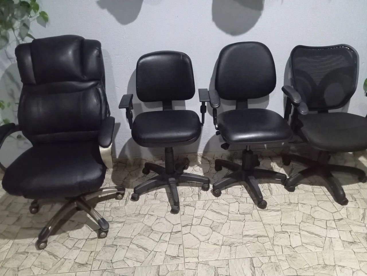 cadeiras giratórias com regulagem de altura apartir de 100,00 cada 