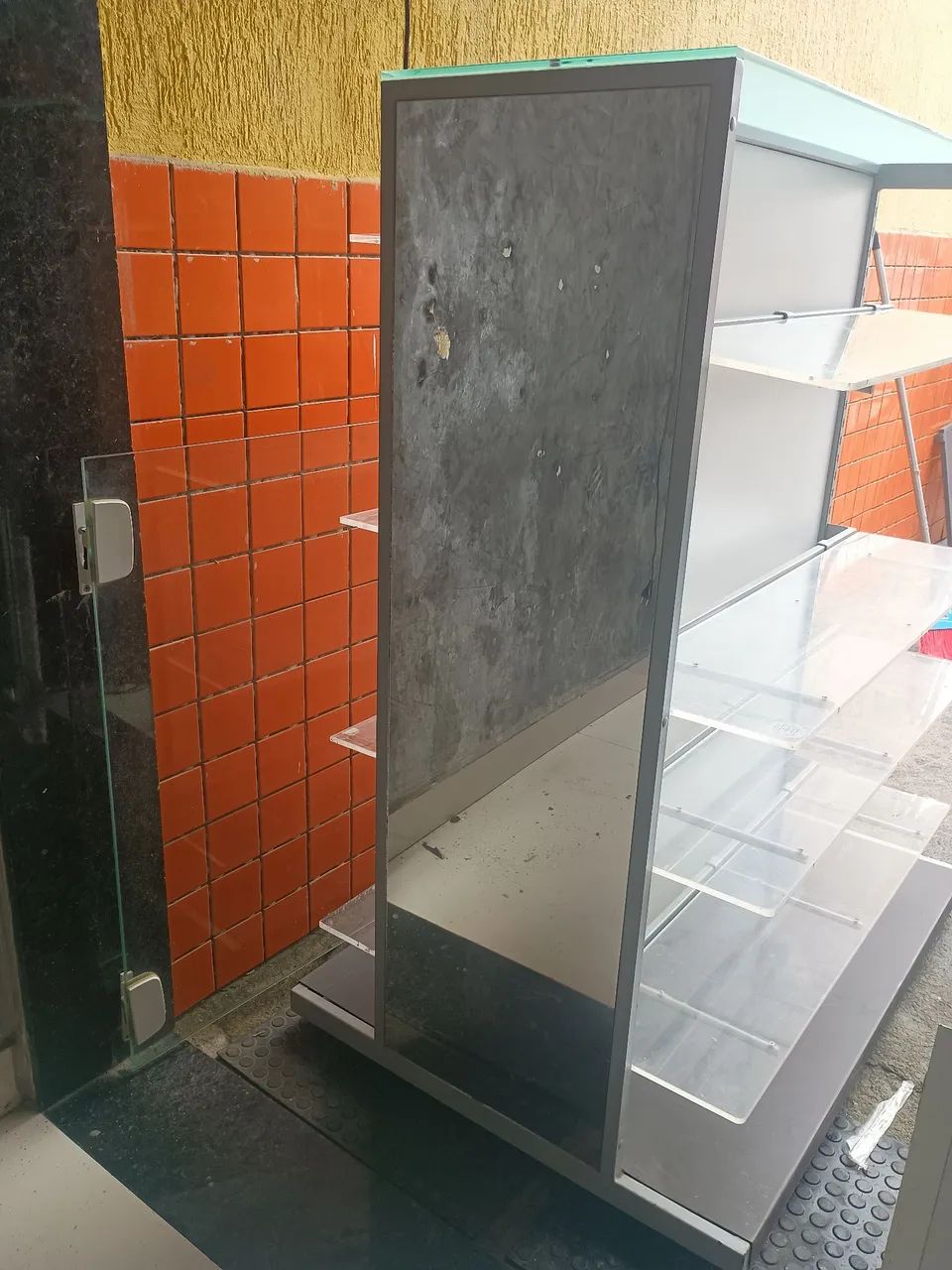 Balcão expositor de ferro e partileiras de acrílico com espelho e rodinhas  - Foto 5