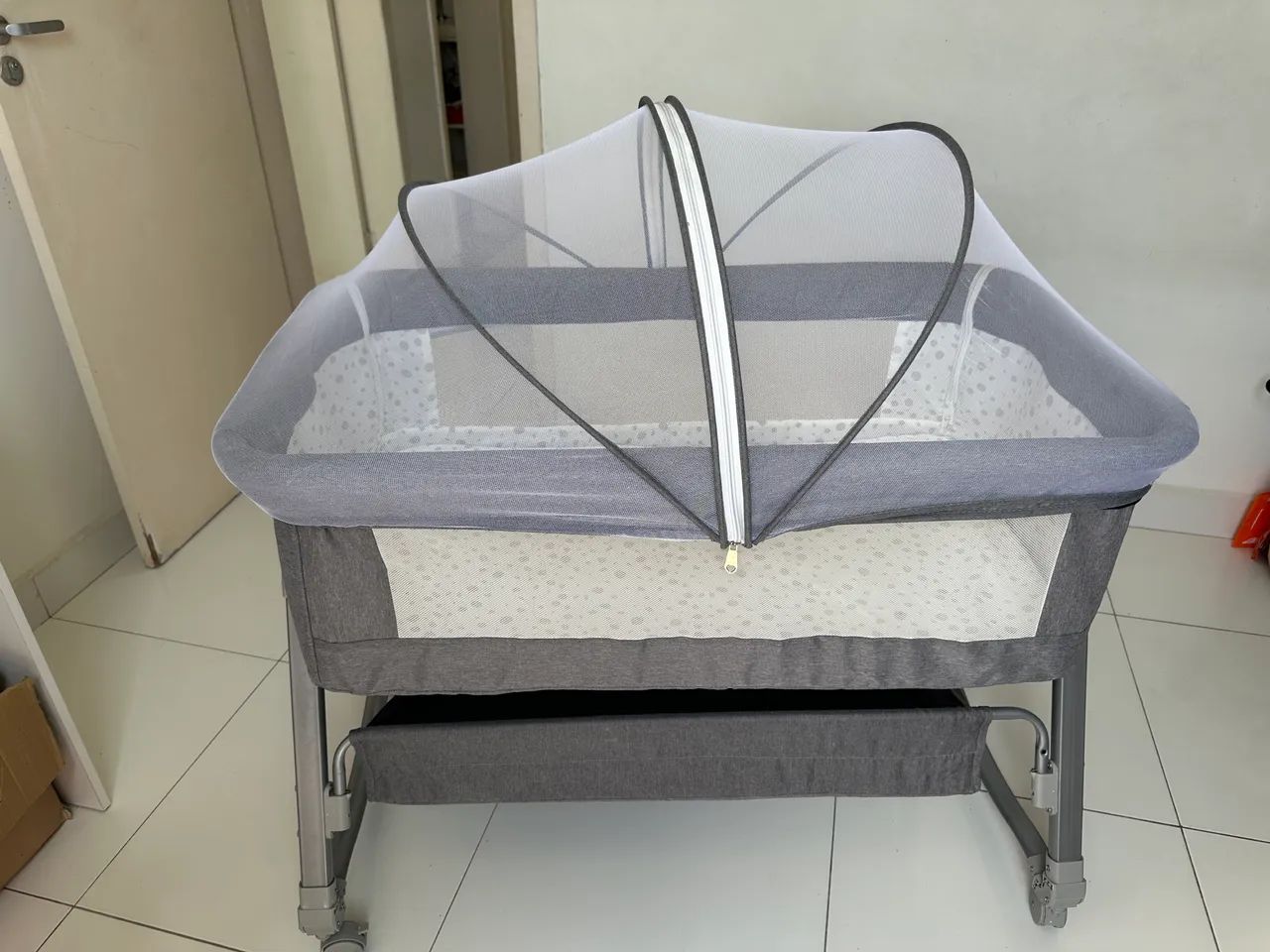 Berço Portátil Moises Co-bed Com Balanço Mosquiteiro e Cesto Cinza - Kababy - Foto 5