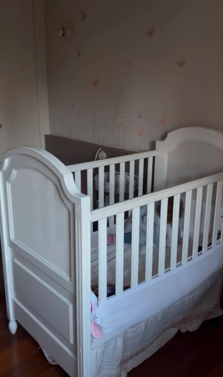 Berço branco de madeira