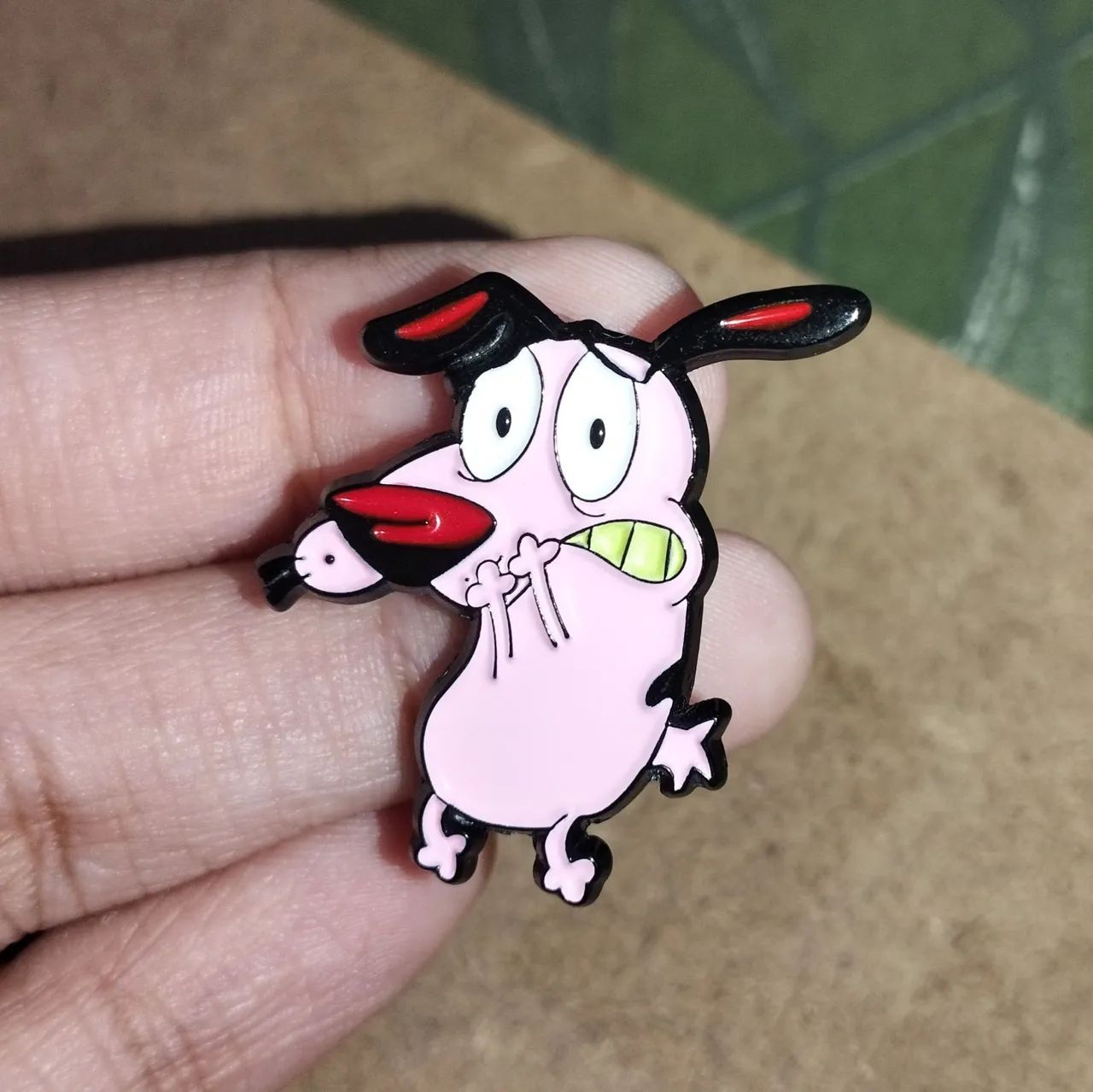 Pin/Broche Coragem o Cão Covarde