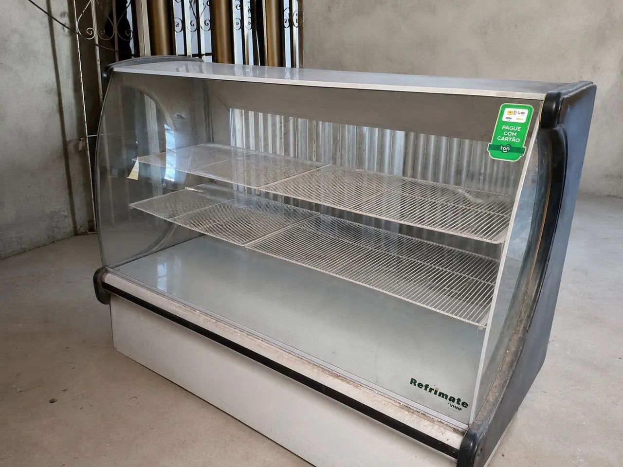 Balcão expositor neutro de vidro curvo, da marca Refrimate