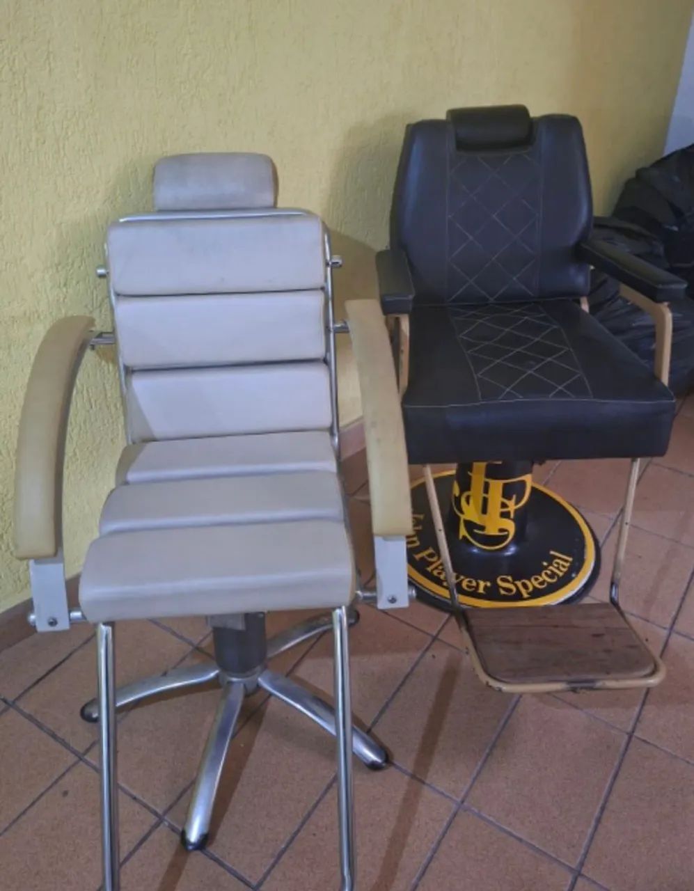 Vendo 2 cadeiras de barbeiro 