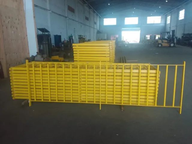 Gradis, tenho disponível 140metros,   R$ 350,00 o metro, temos vários modelos de trilhos 