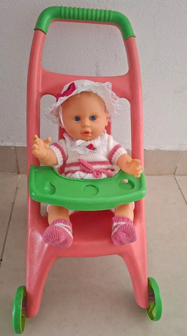 Boneca no carrinho