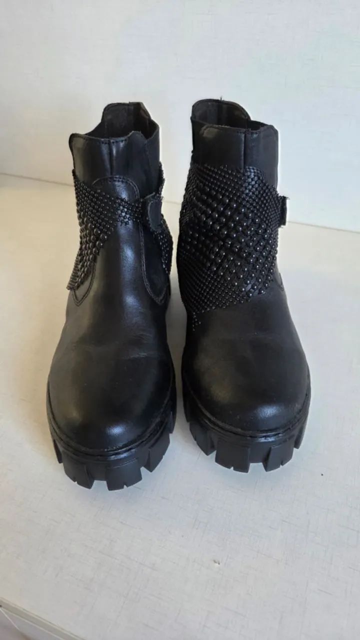 Coturno Preto com detalhe