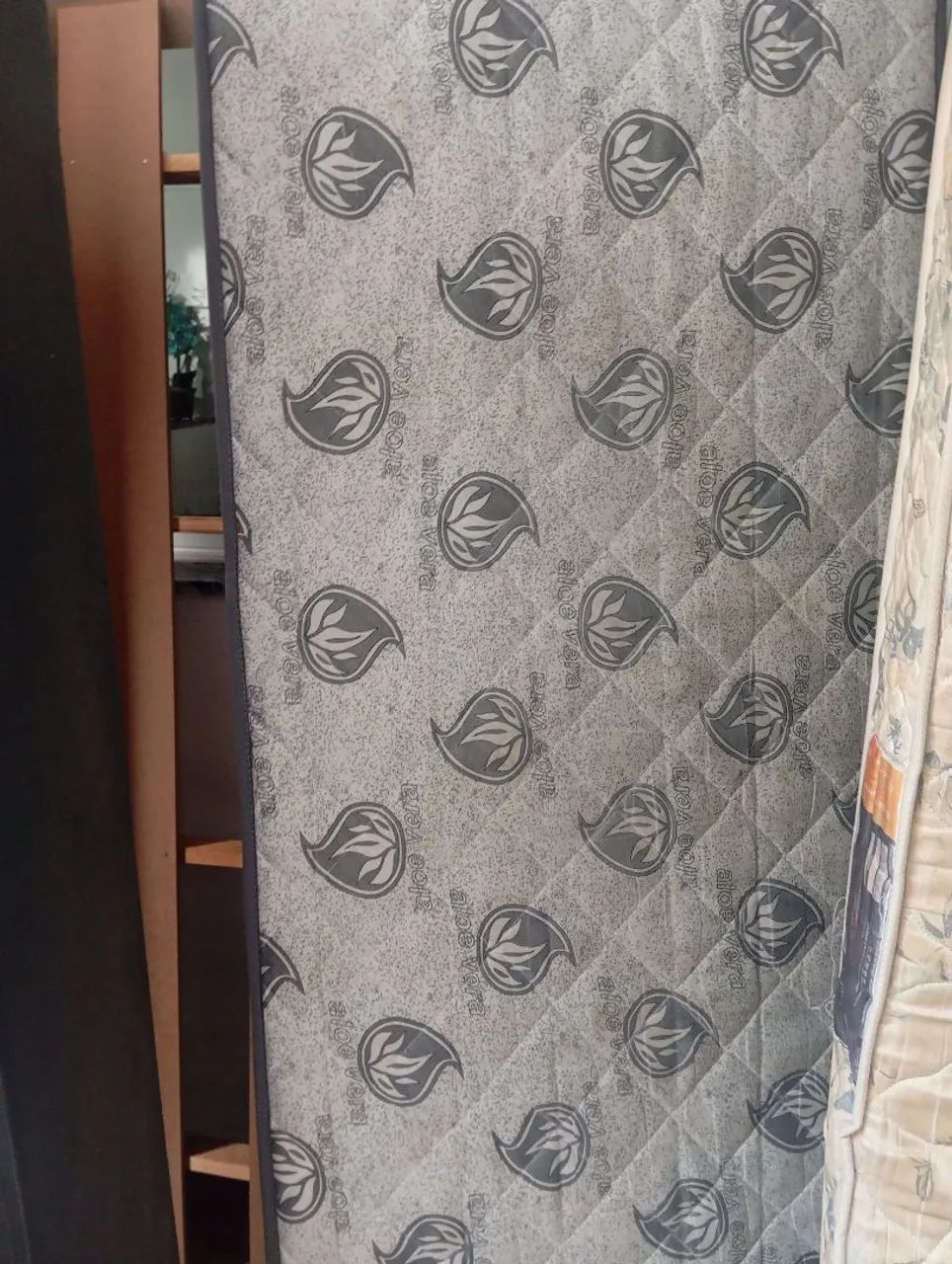 Vende-se cama de solteiro gaveta com dois colchões - Foto 4