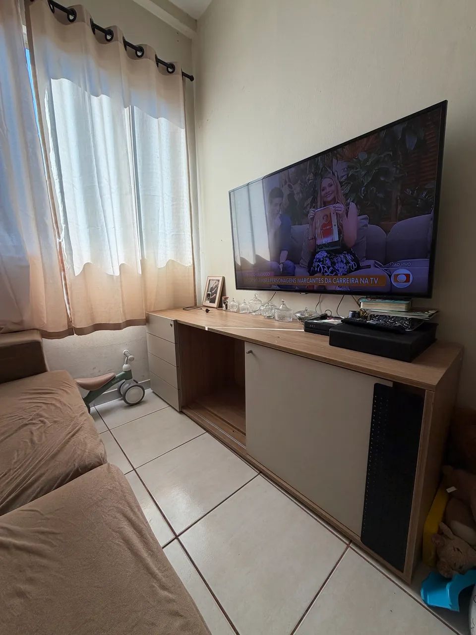 Vendo sofá, mesa de jantar e armário de escritório - Foto 4