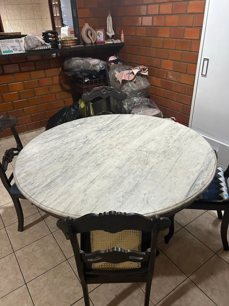MESA DE MÁRMORE E CADEIRAS DE MADEIRA ANTIGOS  - Foto 2