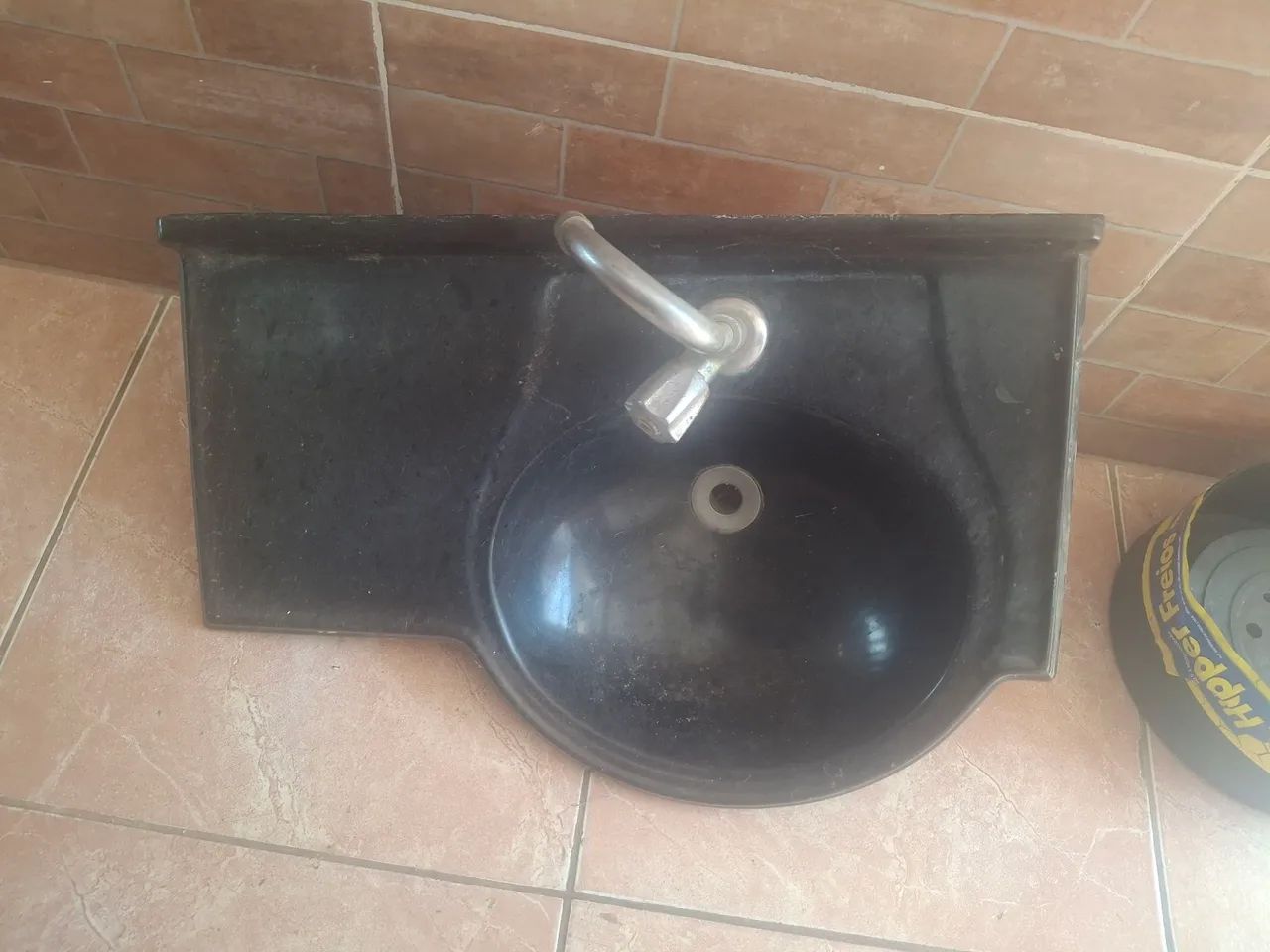 Bicas com cubas de banheiro 