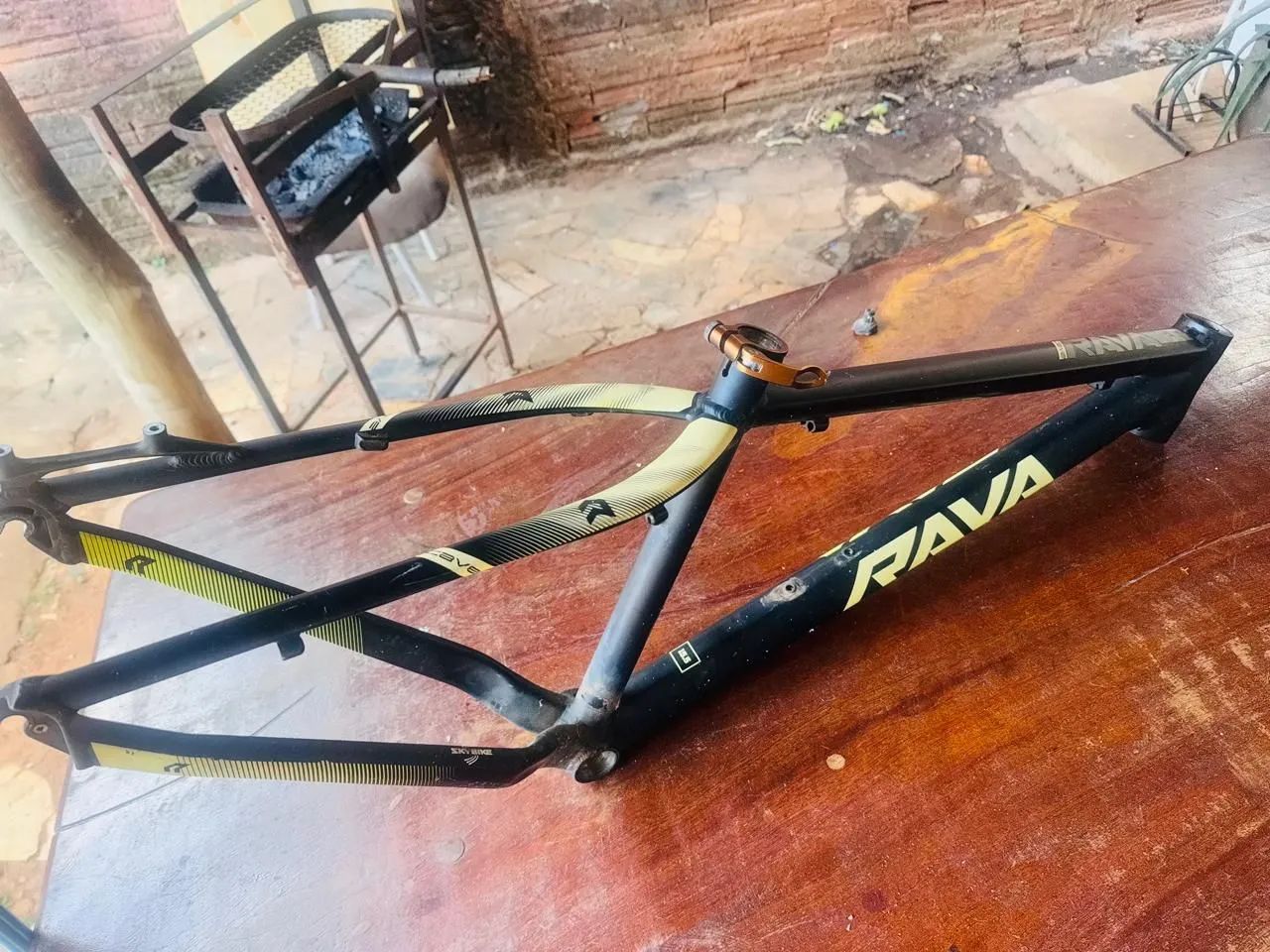 Quadro de bicicleta semi nova