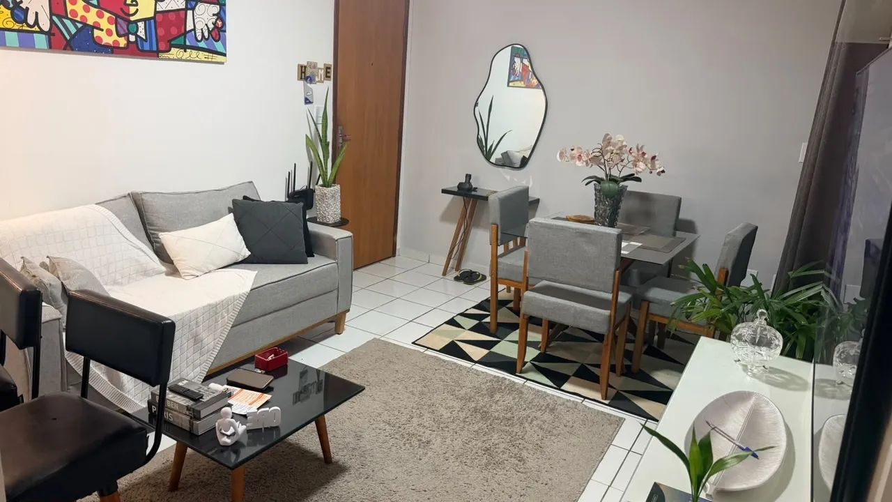 Sofá e jogo de mesa 