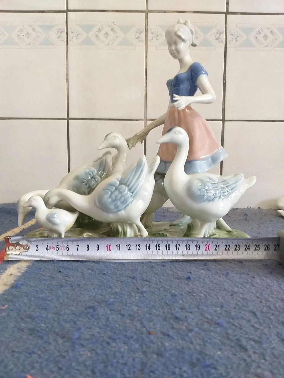 Estatueta em porcelana alemã Bavária, jovem camponesa com seus Gansos, peça de colecionado - Foto 2