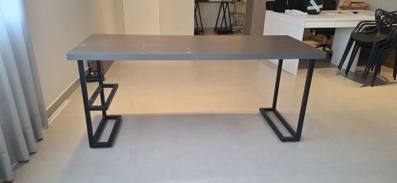 Mesa de escritório em mdf com base metálica com espaço para cpu