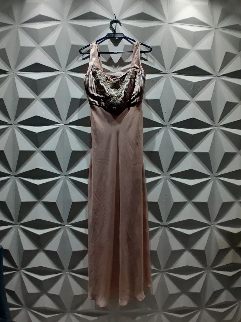 Elegante vestido rosa com joias 