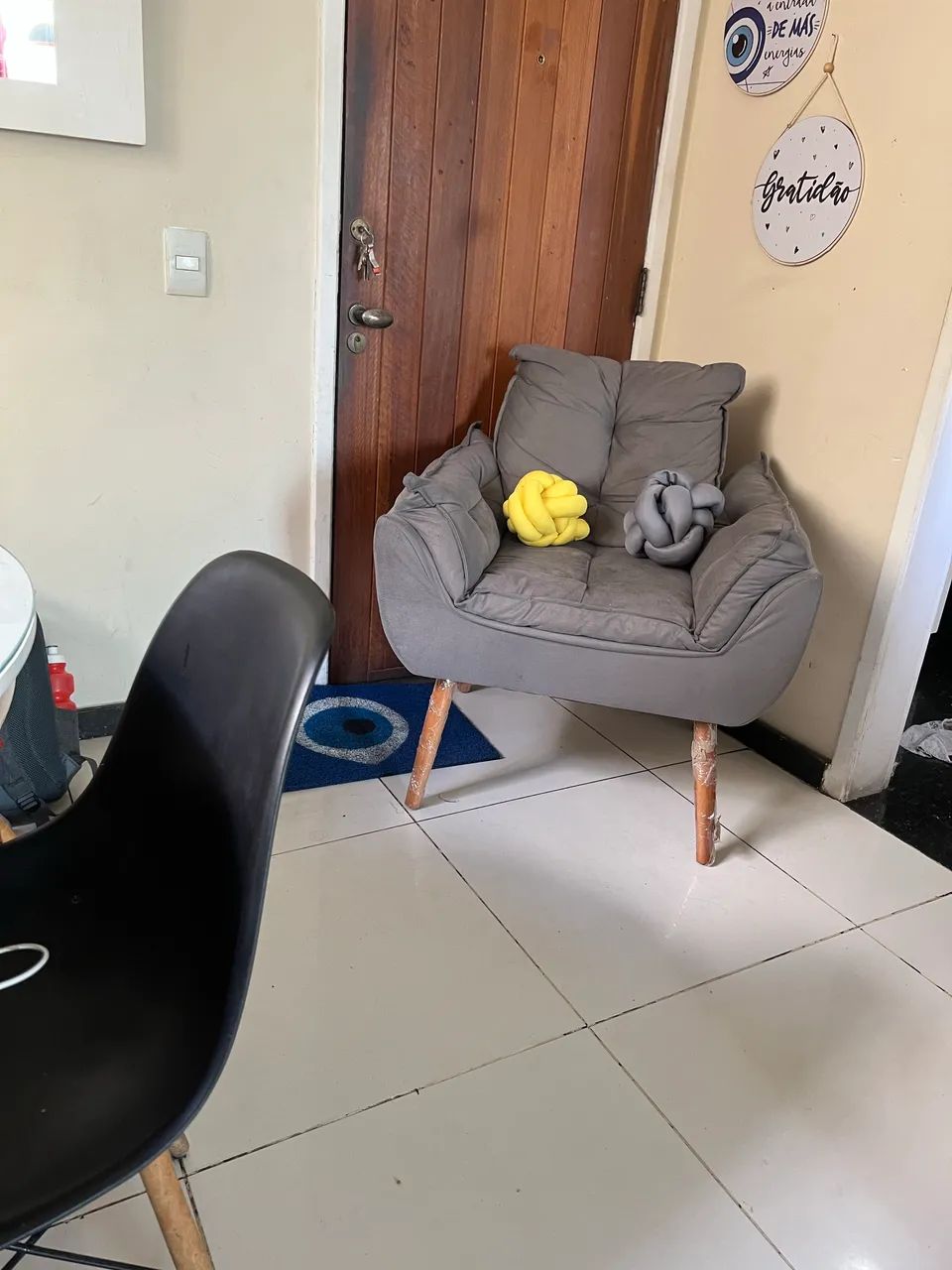 Poltrona NOVA ! Leroy ! pés de  madeira ! maciça ! linda cinza ! serve amamentar ?  - Foto 5
