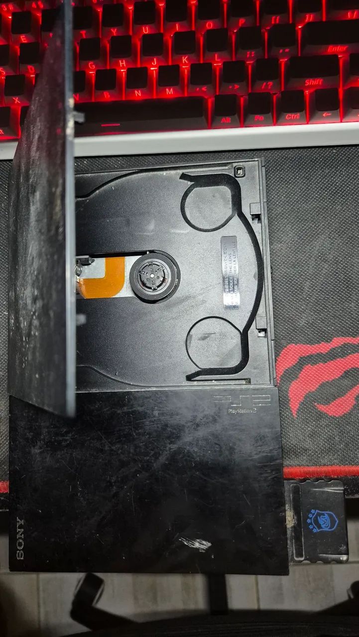 PS2 apenas com avarias na carcaça 