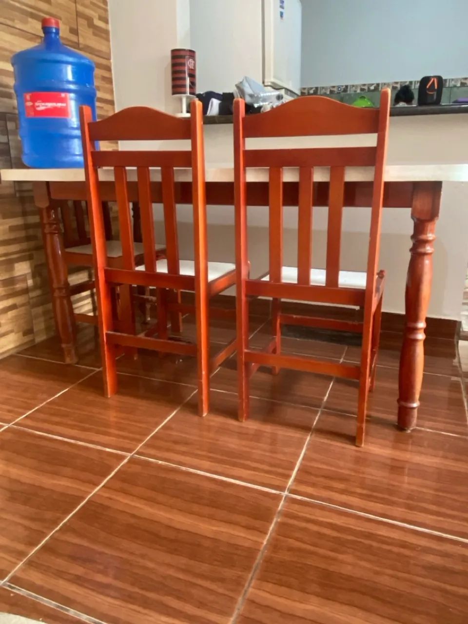 Mesa com três cadeiras - Foto 4