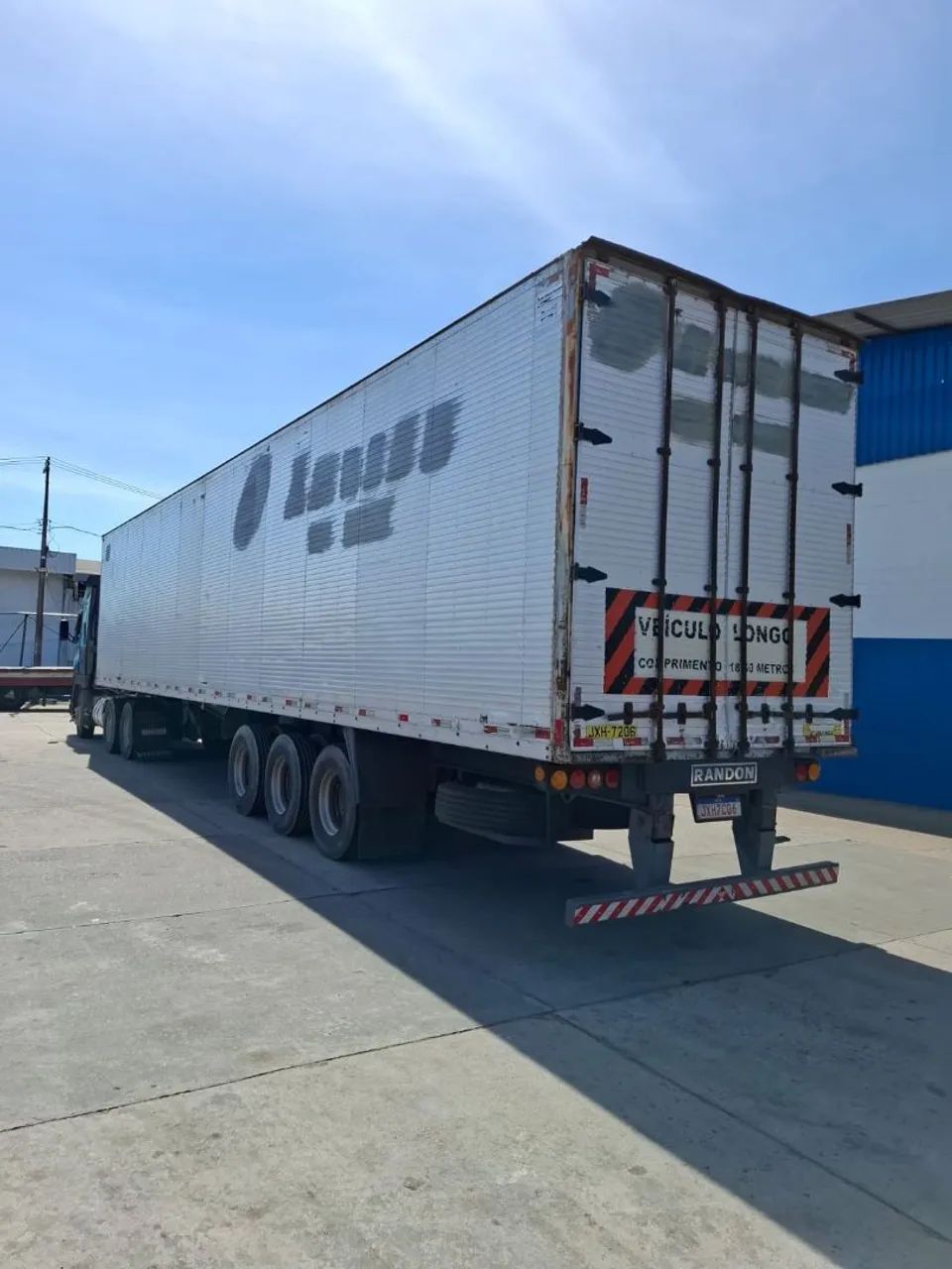 Vende-se  Carreta baú - Foto 3