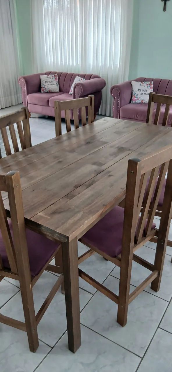 Mesa madeira maciça, com 8 cadeiras