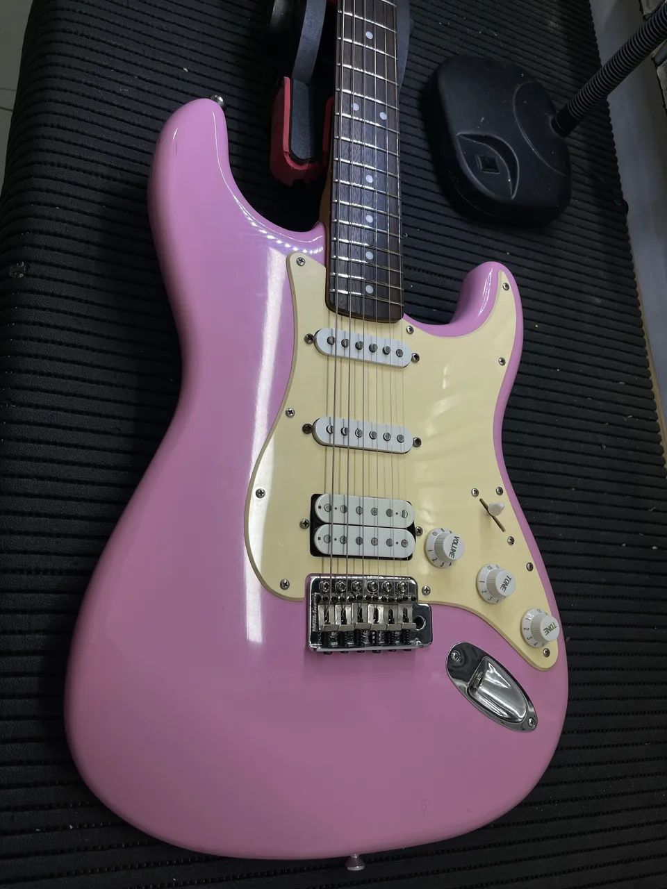 Guitarra Squier com upgrades (leia o anúncio)