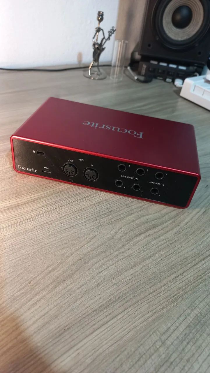 Interface de Áudio Focusrite 4i4 3° geração  - Foto 2