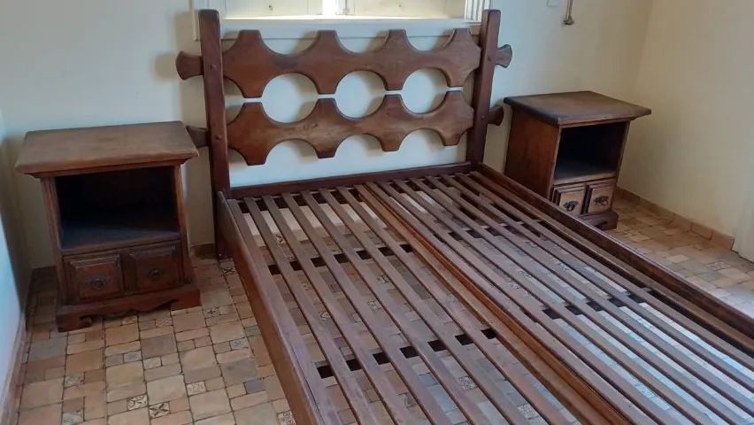 Cama em madeira com 02 mesas de cabeceira