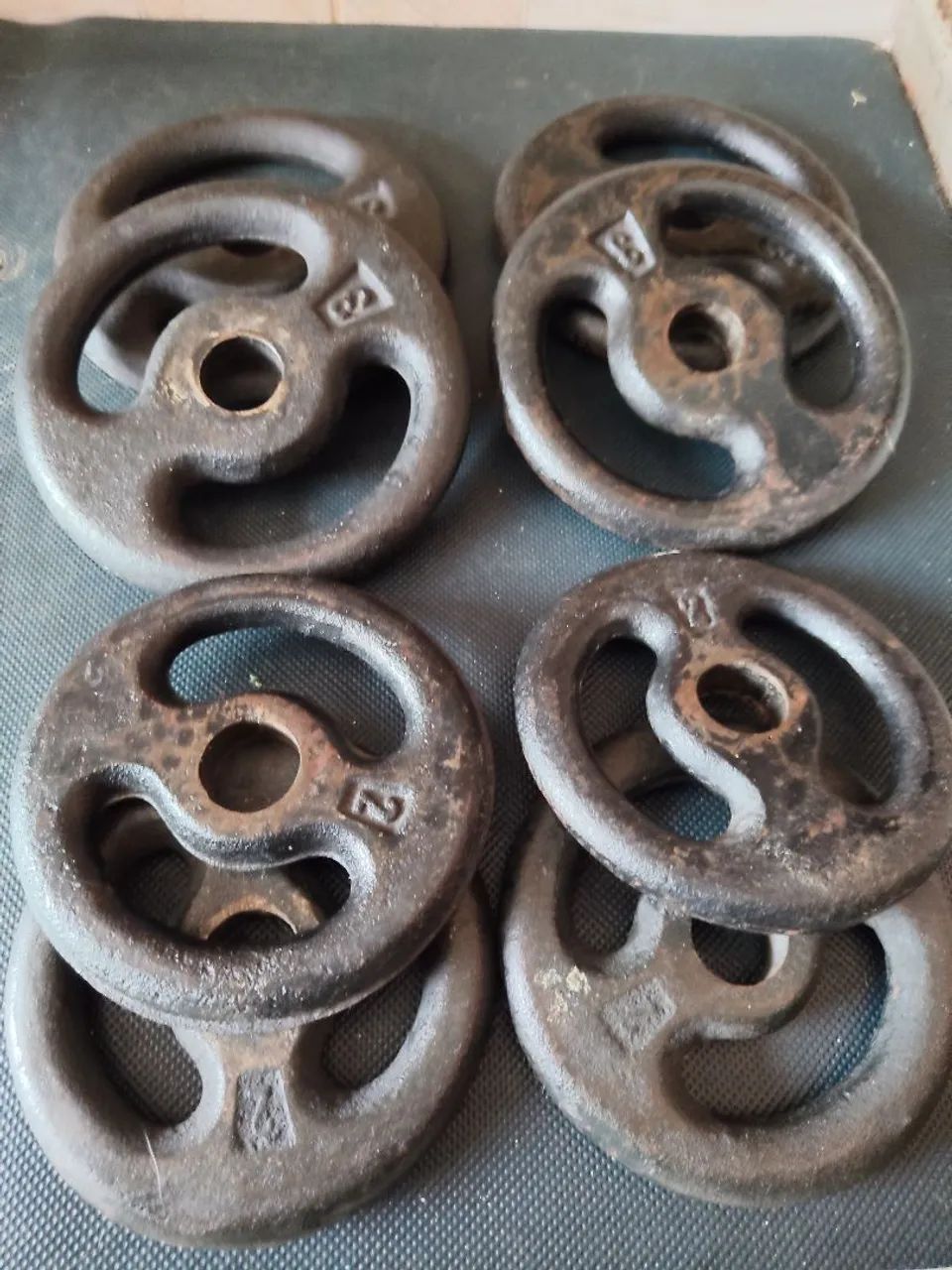 20kg de anilhas ferro sendo 4 de 3kg e 4 de 2kg kg.  - Foto 4