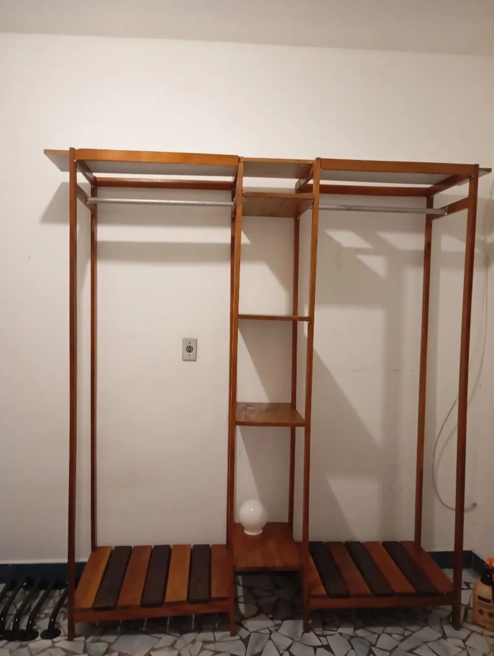 Cama solteiro e guarda roupa
